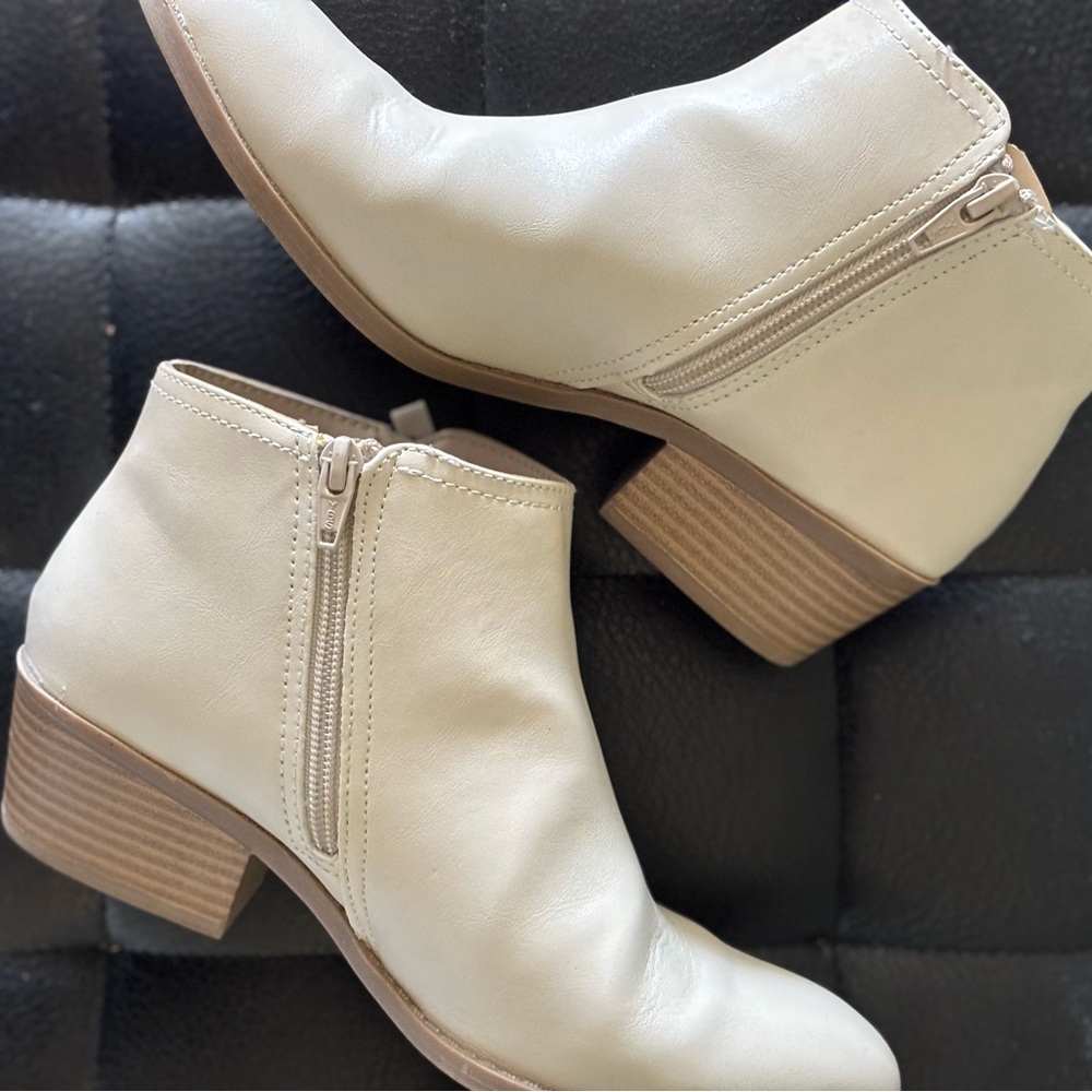 Arizona Jean Company Women's Off-White Ankle Booties